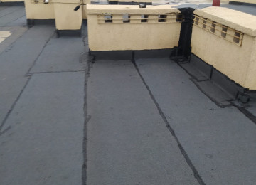 Yüksək ixtisaslı dam örtüyü ustası tol və rubroidlə ev,