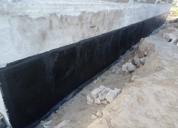 Yüksək ixtisaslı dam örtüyü ustası tol və rubroidlə ev,