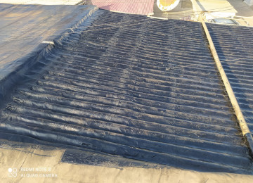 Yüksək ixtisaslı dam örtüyü ustası tol və rubroidlə ev,