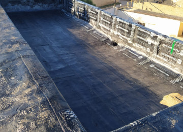 Yüksək ixtisaslı dam örtüyü ustası tol və rubroidlə ev,