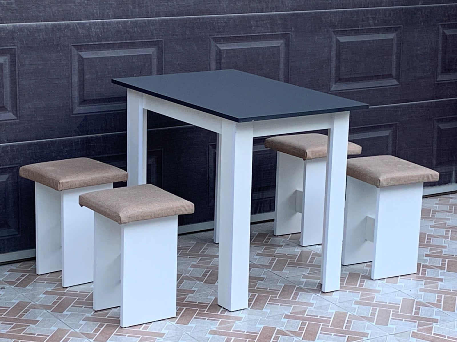 Masa və taburetka Anbardan birbaşa satış Rəng seçimi var