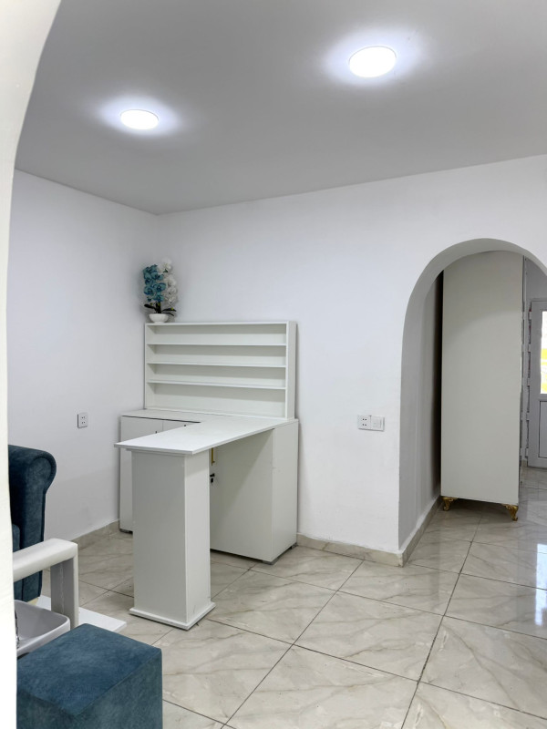 Yol kenari esyali gozellik salonu icinde lazer aparatida