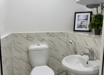 Yol kenari esyali gozellik salonu icinde lazer aparatida