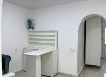 Yol kenari esyali gozellik salonu icinde lazer aparatida