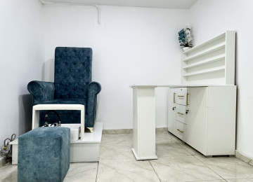 Yol kenari esyali gozellik salonu icinde lazer aparatida