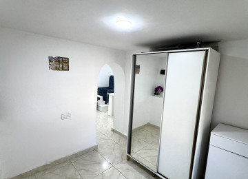 Yol kenari esyali gozellik salonu icinde lazer aparatida