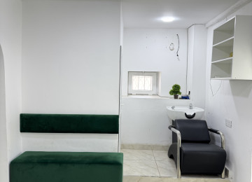 Yol kenari esyali gozellik salonu icinde lazer aparatida