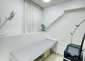 Yol kenari esyali gozellik salonu icinde lazer aparatida