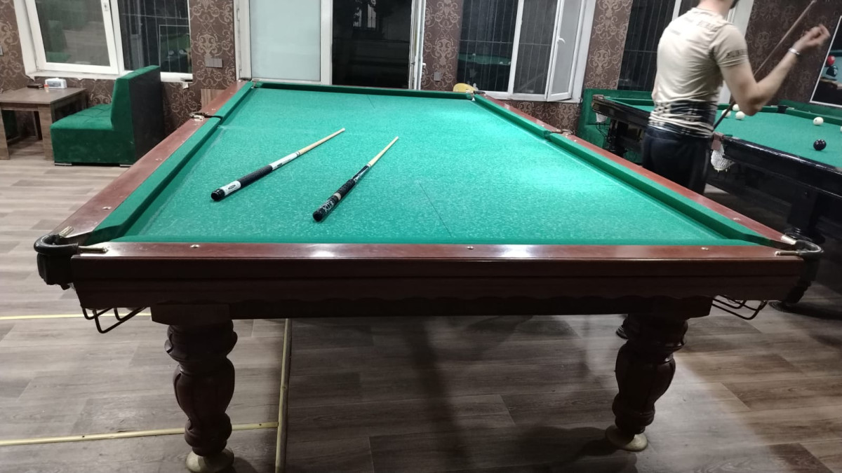 Bilyard Satiram yaxçi vəziyyətdədir üstünde hər bir