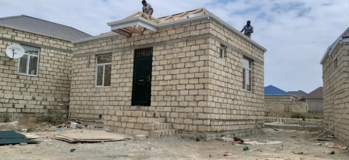 kreditle 2 otaqli heyet evleri Kreditle ilkin odenis 10 min AZN odemekle avtovagzaldan 13