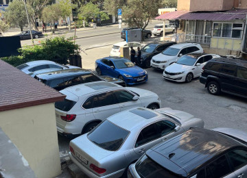 Memar Əcəmi metrosuna, və Moskva univermagının yaxınlıgında