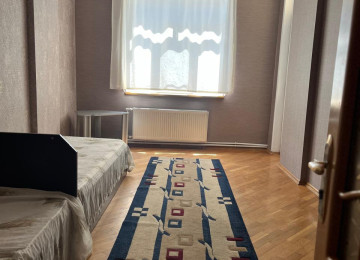 Memar Əcəmi metrosuna, və Moskva univermagının yaxınlıgında