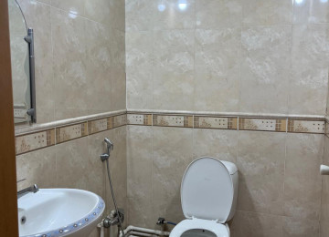 Memar Əcəmi metrosuna, və Moskva univermagının yaxınlıgında