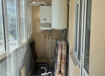 Memar Əcəmi metrosuna, və Moskva univermagının yaxınlıgında