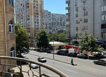 Memar Əcəmi metrosuna, və Moskva univermagının yaxınlıgında