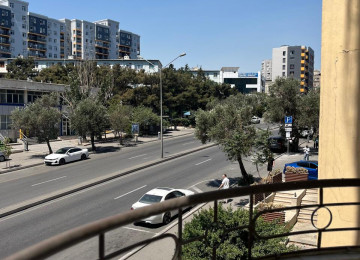 Memar Əcəmi metrosuna, və Moskva univermagının yaxınlıgında