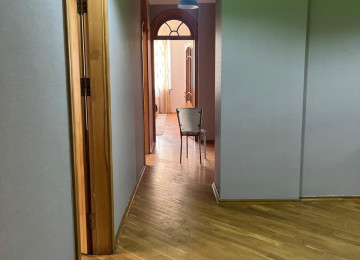 Memar Əcəmi metrosuna, və Moskva univermagının yaxınlıgında