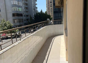 Memar Əcəmi metrosuna, və Moskva univermagının yaxınlıgında