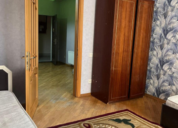 Memar Əcəmi metrosuna, və Moskva univermagının yaxınlıgında