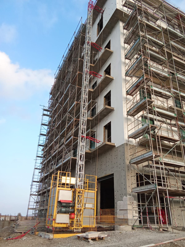 Fasad üçün yük liftləri tikintidə işləyənlər üçün şaquli