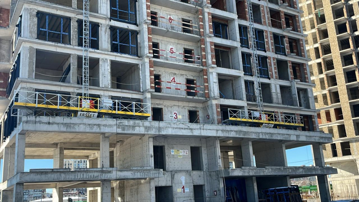 Tikinti qaldırıcılar və dirəkli-relsli iş platformları -