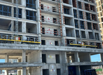 Tikinti qaldırıcılar və dirəkli-relsli iş platformları -
