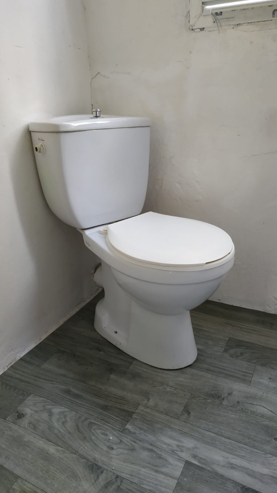 Yaxşı vəziyyətdə, istifadə üçün yararlı unitaz satılır.