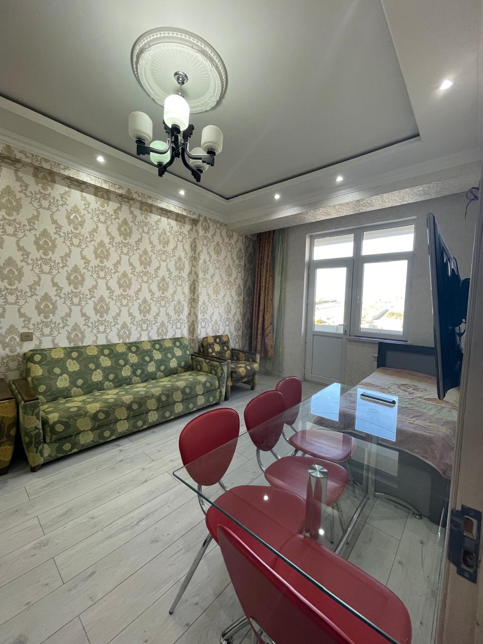 Mənzil Bakı-Sumqayıt yolu üzərində yerləşir. Əla təmirlidir