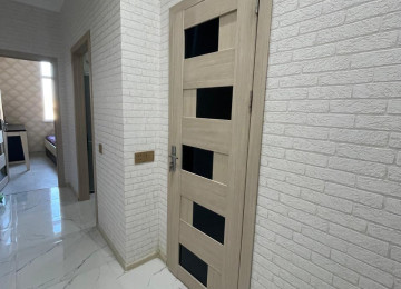 Mənzil Bakı-Sumqayıt yolu üzərində yerləşir. Əla təmirlidir