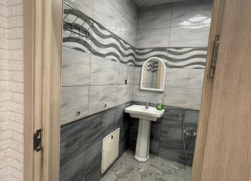 Mənzil Bakı-Sumqayıt yolu üzərində yerləşir. Əla təmirlidir