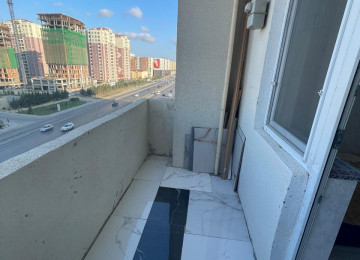 Mənzil Bakı-Sumqayıt yolu üzərində yerləşir. Əla təmirlidir