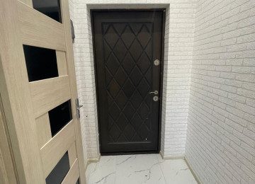 Mənzil Bakı-Sumqayıt yolu üzərində yerləşir. Əla təmirlidir