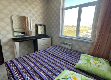 Mənzil Bakı-Sumqayıt yolu üzərində yerləşir. Əla təmirlidir