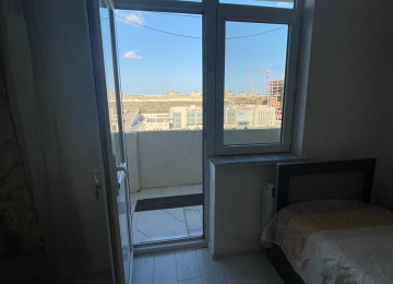 Mənzil Bakı-Sumqayıt yolu üzərində yerləşir. Əla təmirlidir