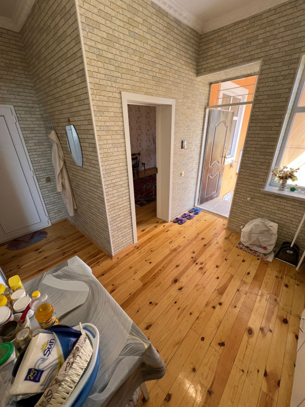 🕌 Sahə: 65 kv 🕌 Otaq: 3 🕌 Əşya: Əşyalı ( Soyuducu və TV