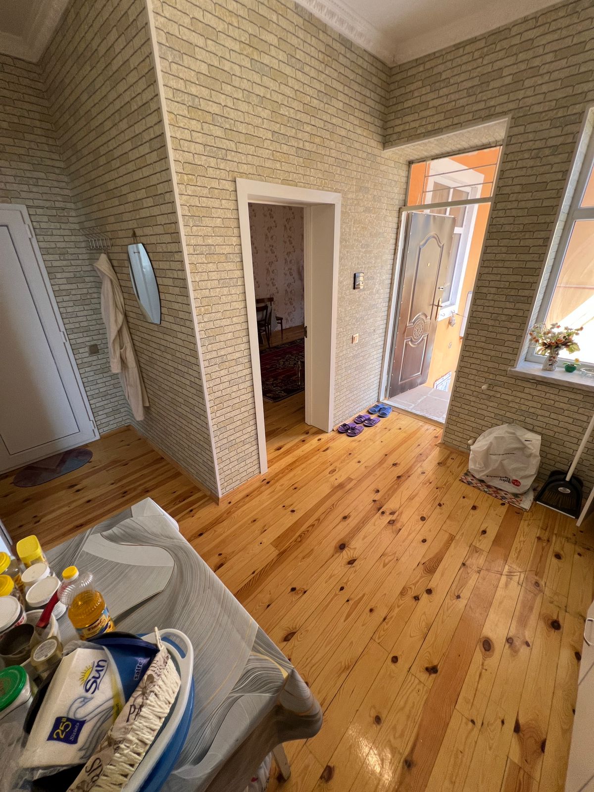 🕌 Sahə: 65 kv 🕌 Otaq: 3 🕌 Əşya: Əşyalı ( Soyuducu və TV