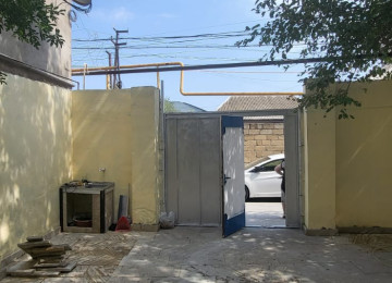 Xırdalanda Mirzə Ibrahimov küçəsində Həyət Evi Satılır. Ev
