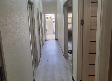 Xırdalanda Mirzə Ibrahimov küçəsində Həyət Evi Satılır. Ev