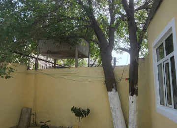 Xırdalanda Mirzə Ibrahimov küçəsində Həyət Evi Satılır. Ev