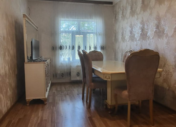 Xırdalanda Mirzə Ibrahimov küçəsində Həyət Evi Satılır. Ev