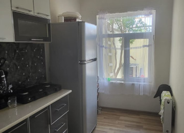 Xırdalanda Mirzə Ibrahimov küçəsində Həyət Evi Satılır. Ev