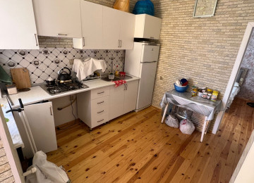 🕌 Sahə: 65 kv 🕌 Otaq: 3 🕌 Əşya: Əşyalı ( Soyuducu və TV