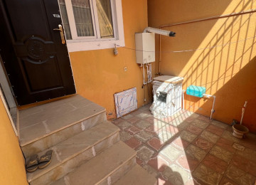 🕌 Sahə: 65 kv 🕌 Otaq: 3 🕌 Əşya: Əşyalı ( Soyuducu və TV