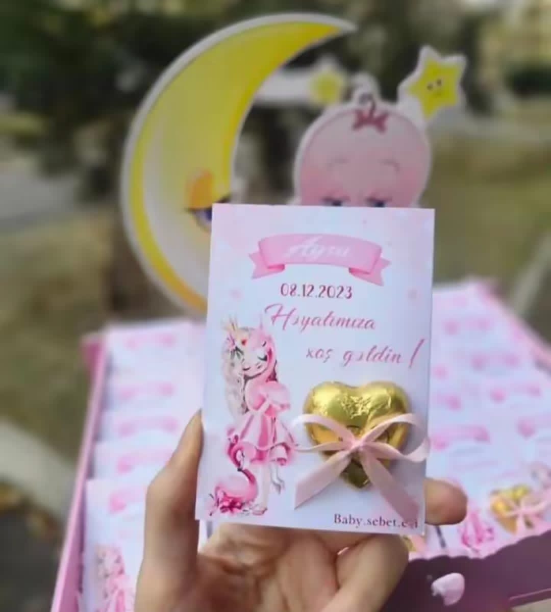 Ad gunleri ucun sokoladli pankartlar sifarisle