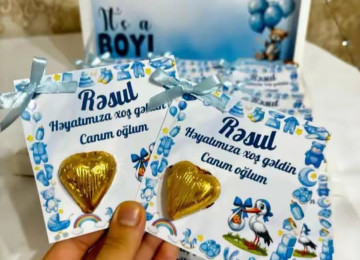 Ad gunleri ucun sokoladli pankartlar sifarisle