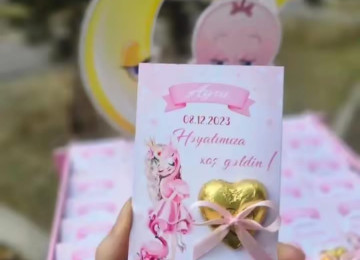 Ad gunleri ucun sokoladli pankartlar sifarisle