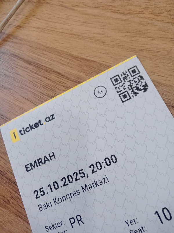 Emrahin konsertine 3 eded bilet satilir. Biletlerin hamisi