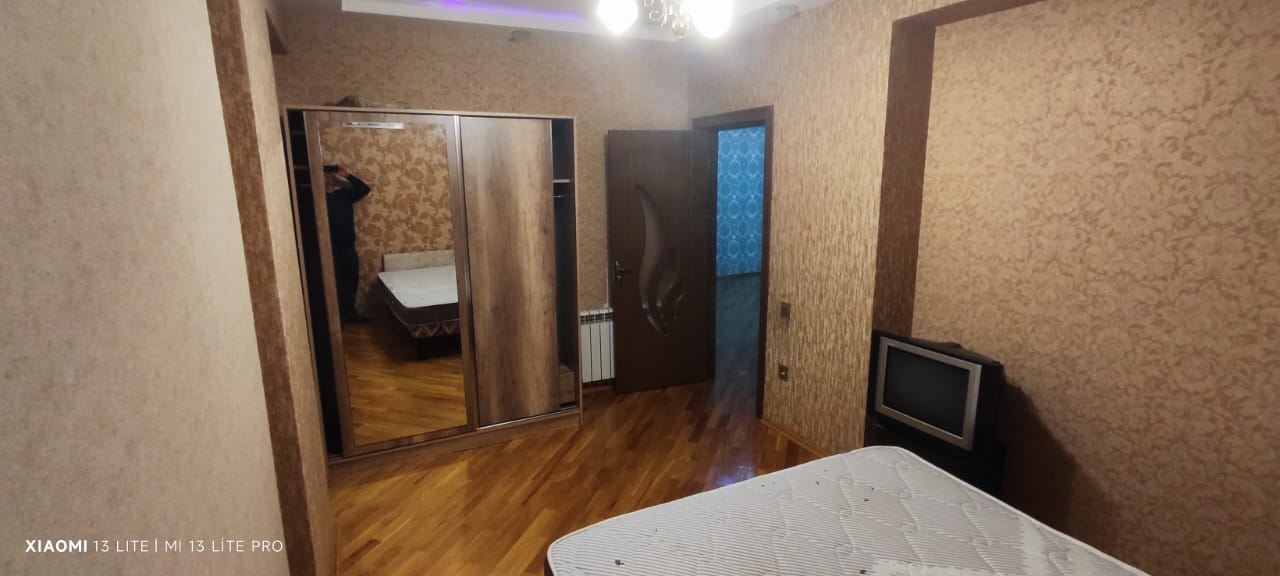 Xlrdalada Mekemenin yanl Merkezde 3 otaq menzil kiraye