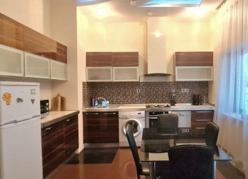 В центре, недалеко от дворца Гейдара Алиева, в здании