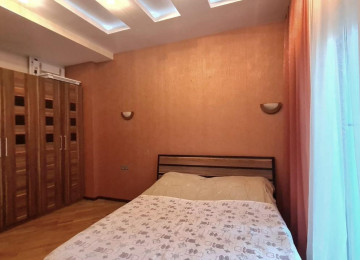 В центре, недалеко от дворца Гейдара Алиева, в здании